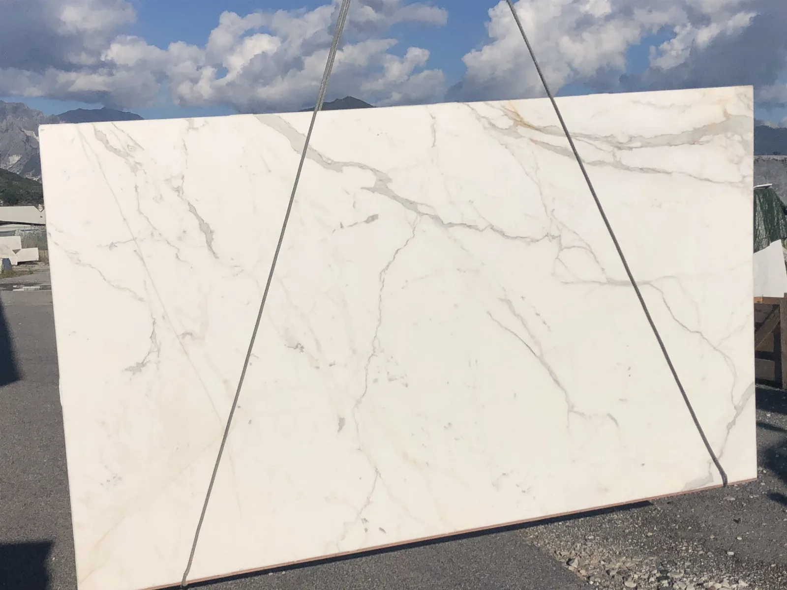 Calacatta Gold lames 20 mm : Pierre naturelle de haute qualité