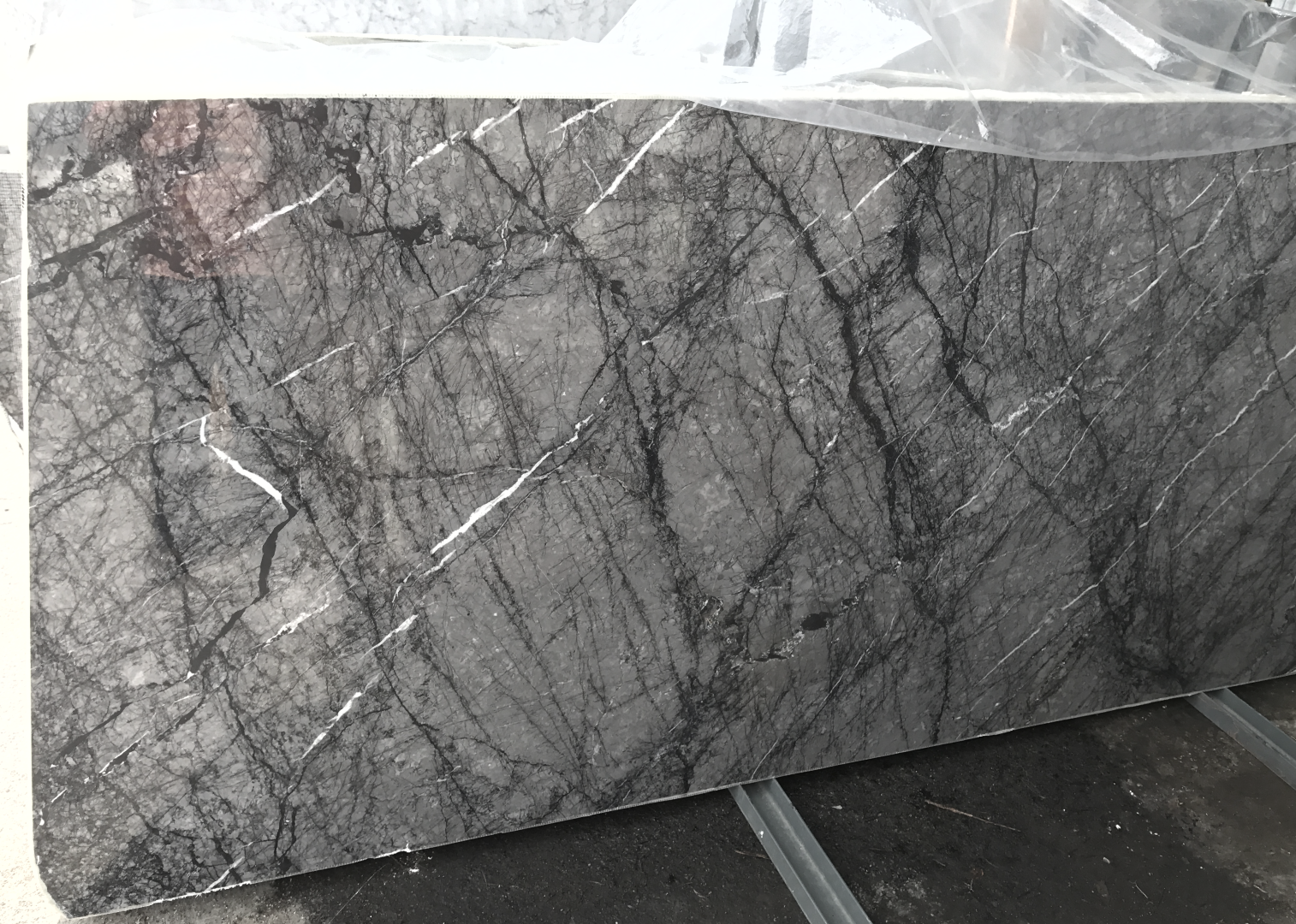 Grigio Carnico dalles 20 mm : élégance pour les sols et les plans de travail