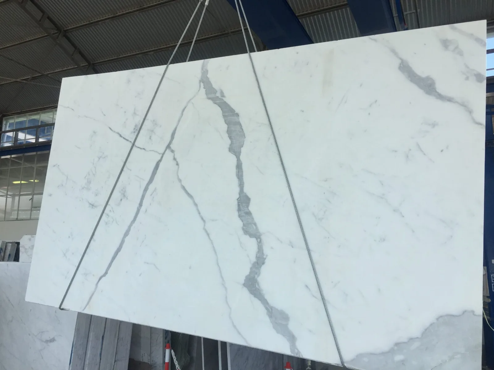 Plaques Bianco Statuario 20 mm : revêtements de sols, murs et mobilier –