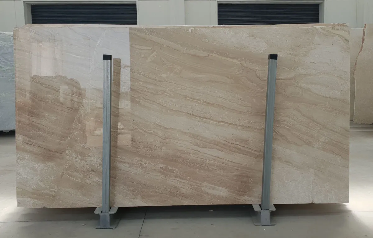 Daino Reale en dalles de 20 mm pour intérieurs et extérieurs.