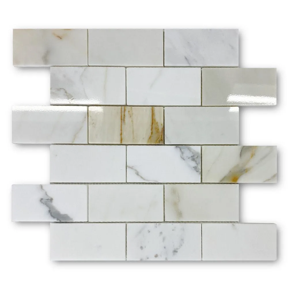 Calacatta Gold -Mosaïque de Briques 5×10 cm : caractéristiques brillantes et lisses