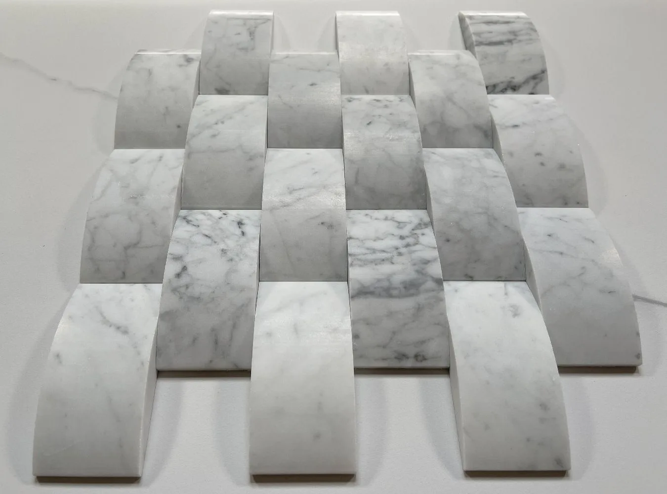 Mosaïque Bianco Carrara 3D sur treillis 10 mm : caractéristiques et utilisation