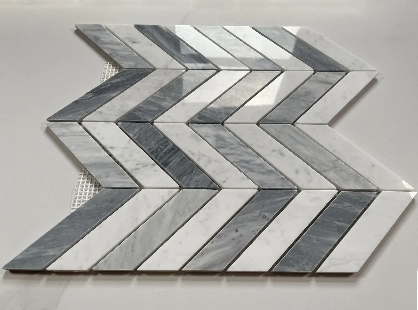 mosaico chevron grigio bardiglio bianco carrara tile su rete