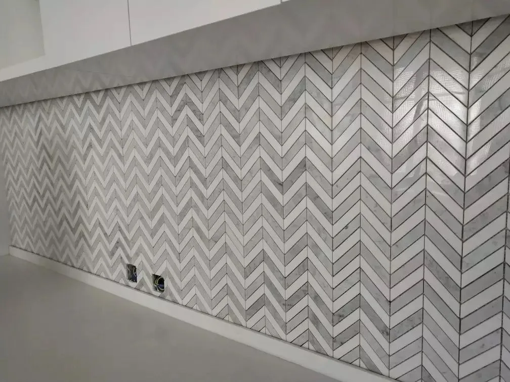 mosaico chevron grigio bardiglio bianco carrara tile