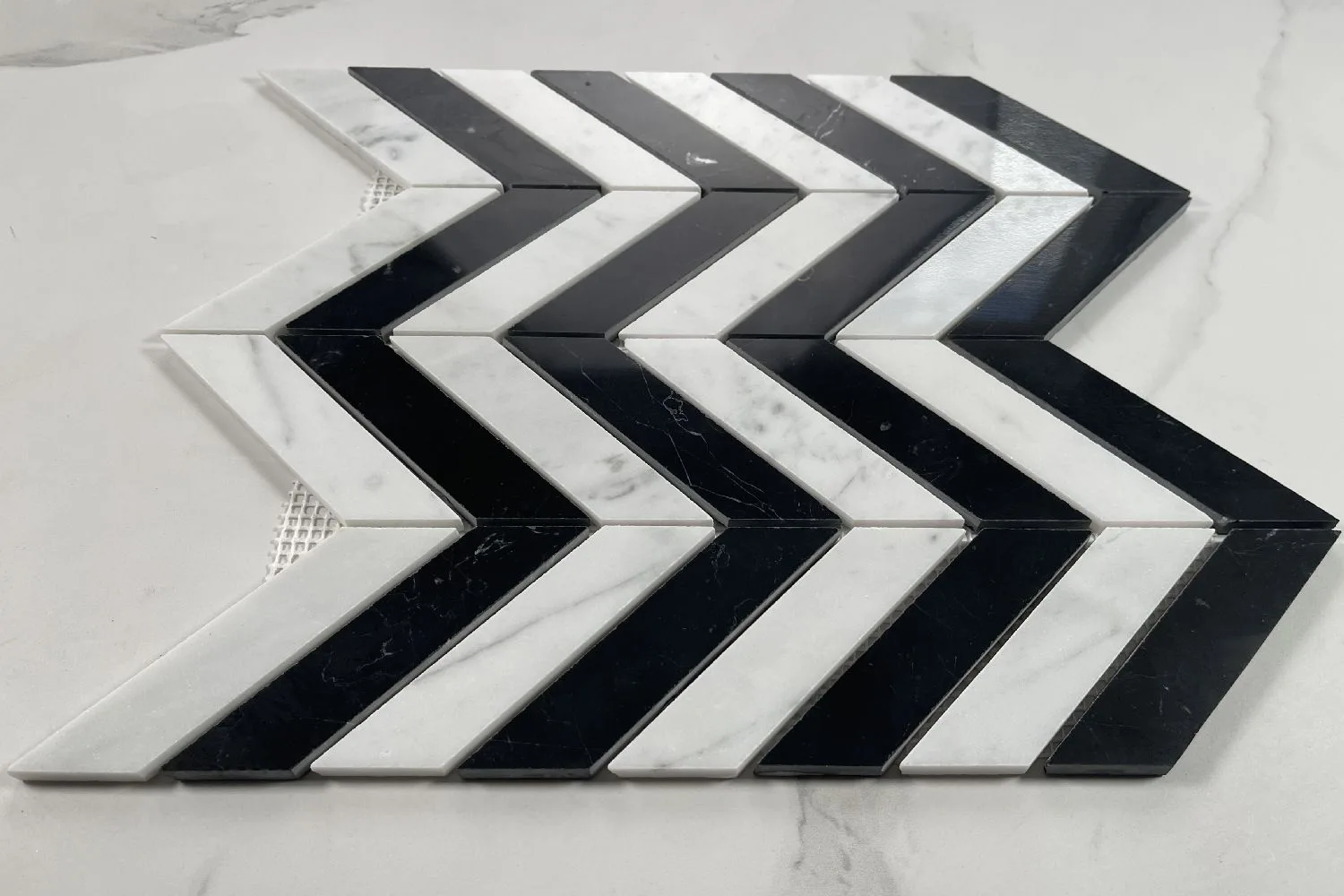 mosaico chevron nero marquina bianco carrara tile lusso