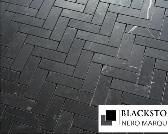 Mosaik Nero Marquina — Fischgrät 25 × 75 mm · MDCNM06