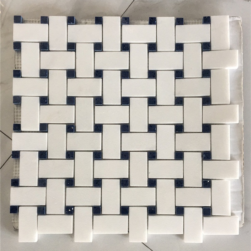 Mosaico Blanco Thassos — entrelazado con detalles negros 25 × 50 + 10 × 10 mm · MDCC12 — 2