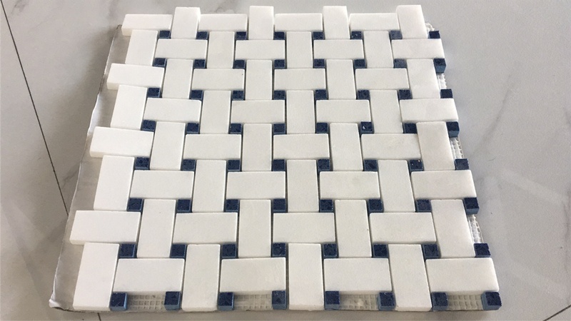 Mosaico Blanco Thassos — entrelazado con detalles negros 25 × 50 + 10 × 10 mm · MDCC12 — 3