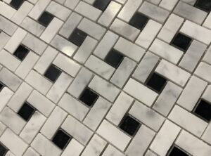 mosaico bianco carrara e nero marquina girandola su rete 10 mm th