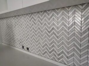 mosaico chevron grigio bardiglio bianco carrara tile